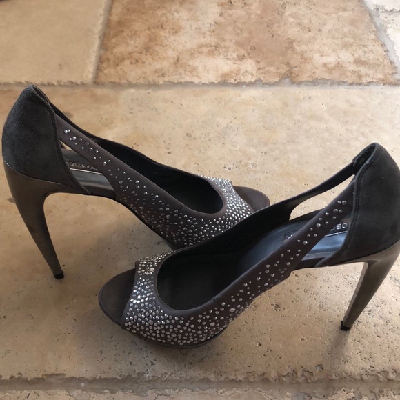 Shoes - Picture 6 of 8